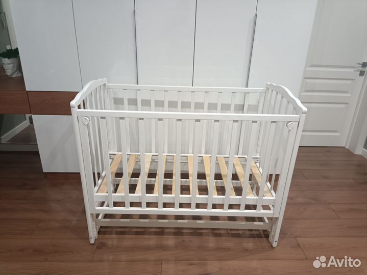 Детская кроватка с продольным маятником