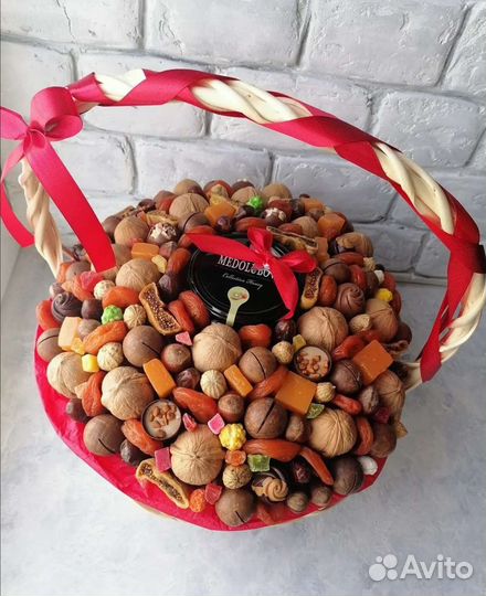 Букет из орехов. Съедобные букеты. На 1 сентября