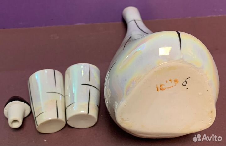 Фарфоровый графин с рюмками