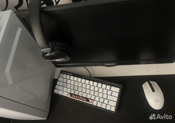 Игровой компьютер с монитором и клавиатурой
