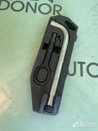 Крюк буксировочный Audi Q7 4L 3.0L BUG 2008