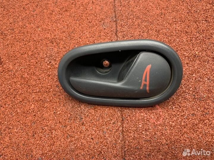 Ручка двери внутренняя правая Renault Logan 2 L8