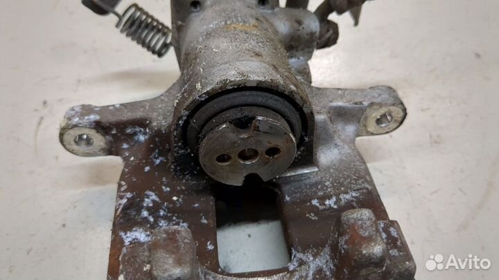 Суппорт Toyota Avensis 3, 2009