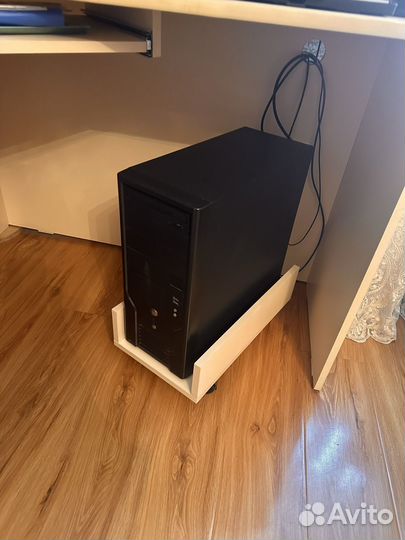 Продаю компьютерный стол в отличном состоянии