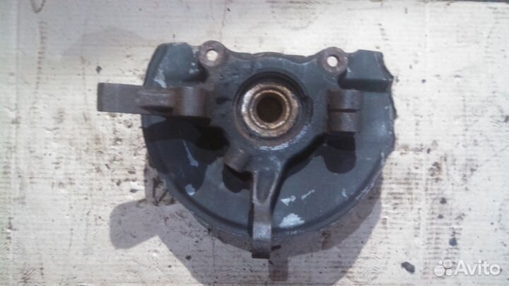 Кулак поворотный левый Митсубиcи Лансер 10