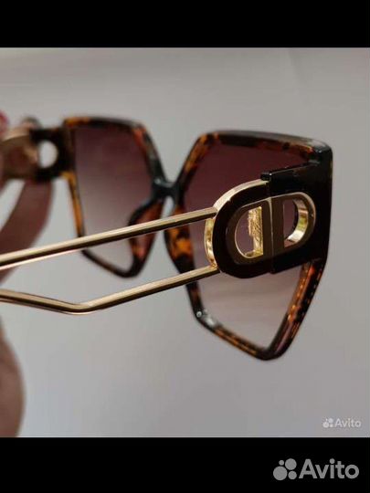 Солнцезащитные очки брендовые разные