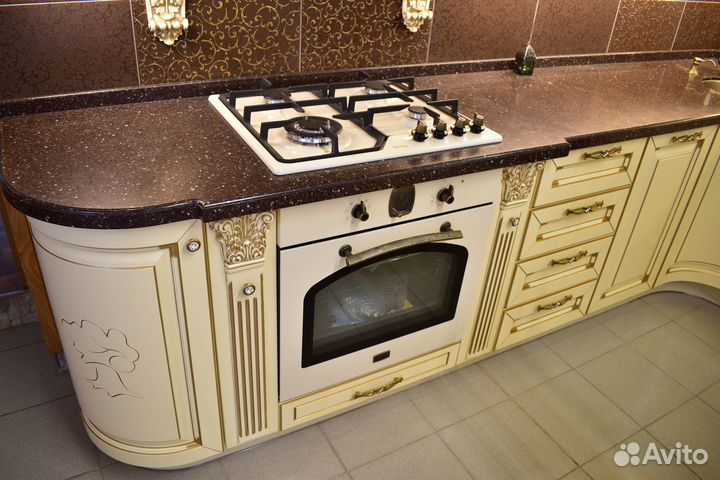 Кухня из массива бука с экспозиции с техникой