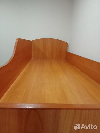 Кровать чердак со столом и шкафом