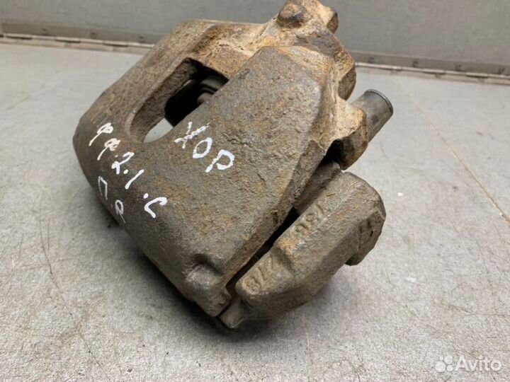 Суппорт передний правый Ford Focus 2 седан 1.6