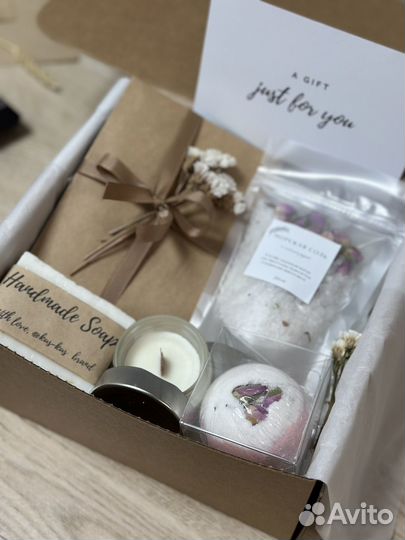 Подарочный набор с чаем и сладостями орешками