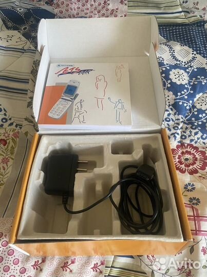 Коробка, инструкция и зарядка от телефона Skylink