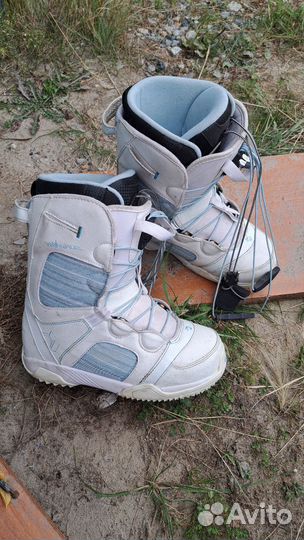 Сноуборд с креплениями и ботинками