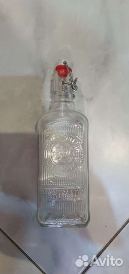 Бутылка с бугельной пробкой