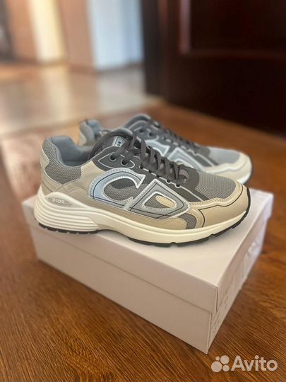 Кроссовки женские