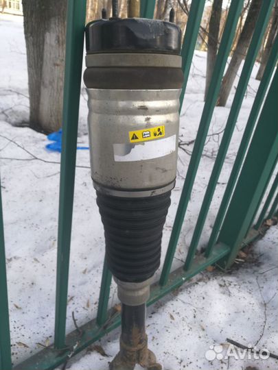 Пневмостойка передняя лева Jeep Grand Cherokee WK2