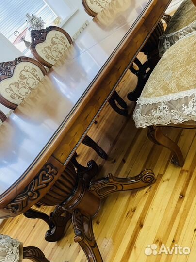 Стол со стульями