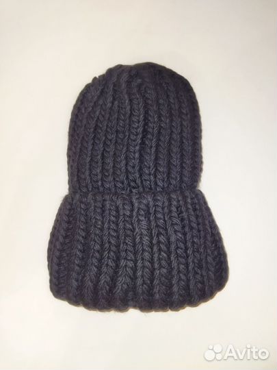 Женская вязаная шапка выполненная из пряжи