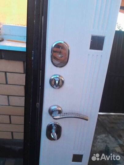 Дверь входная металлическая с зеркалом