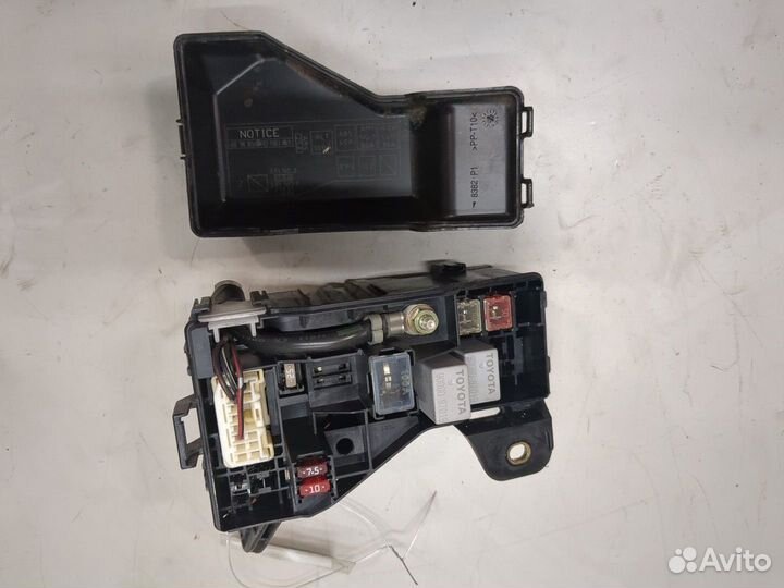 Блок предохранителей Toyota Avensis 2, 2003