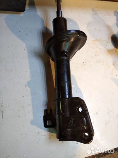 Стойка амортизатора левая Land Rover Freelander1