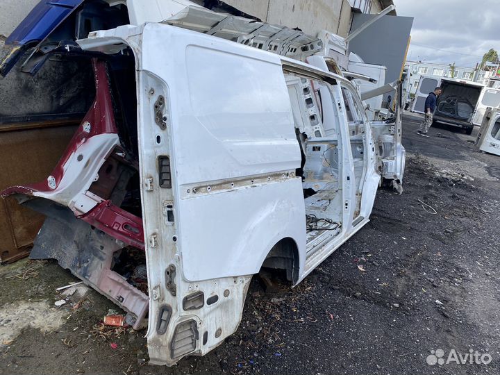 Правый бок Ford Transit Tourneo Custom 12+