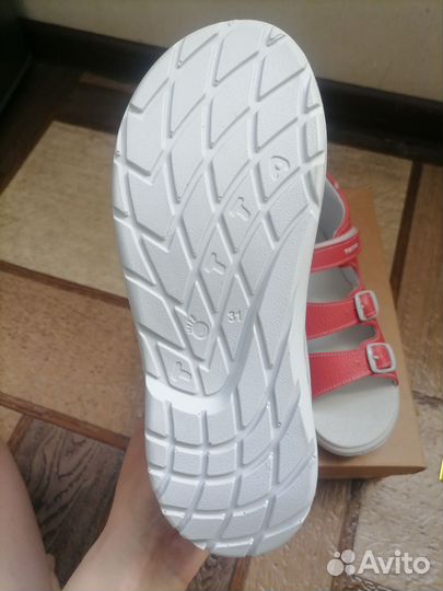 Босоножки новые