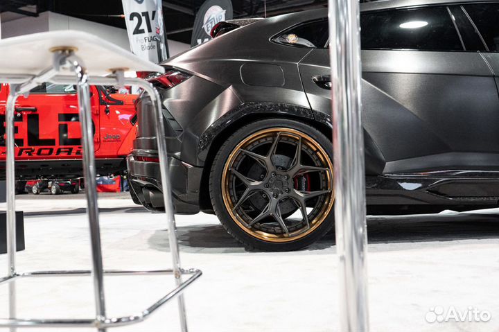 Двусоставные кованые R22 на Lamborghini Urus