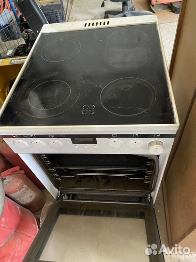Электрическая плита с духовкой