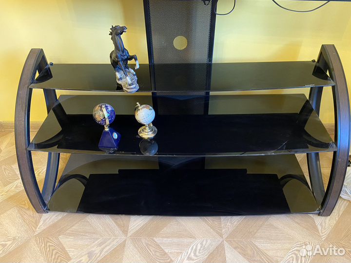 Стеклянная подставка под телевизор