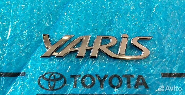 Буквы Yaris на багажник б/у оригинал 2005-2011
