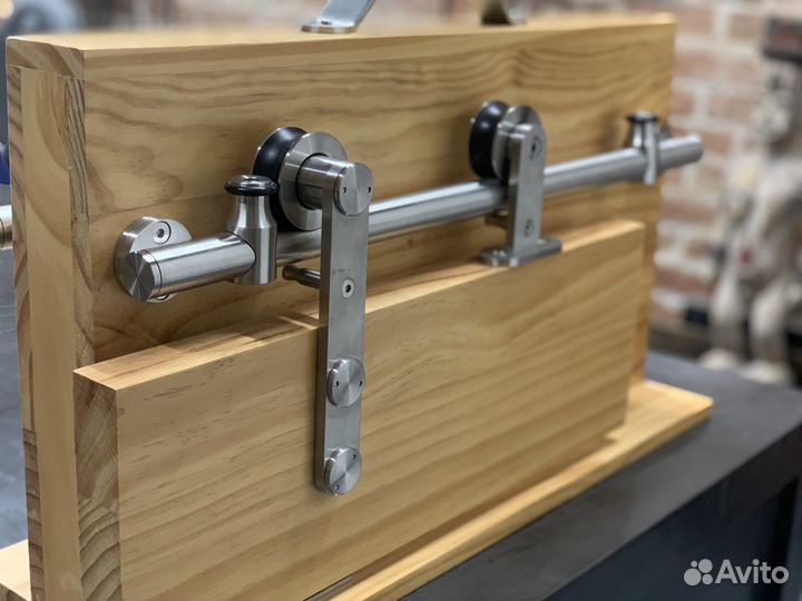 Амбарный механизм дверей