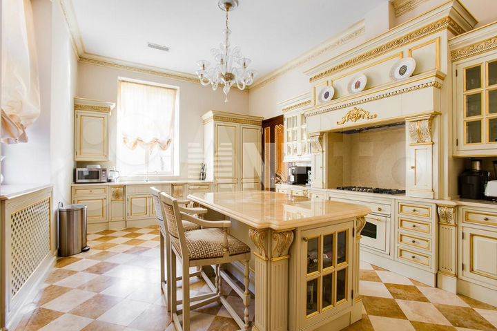 Дом 780 м² на участке 15 сот.