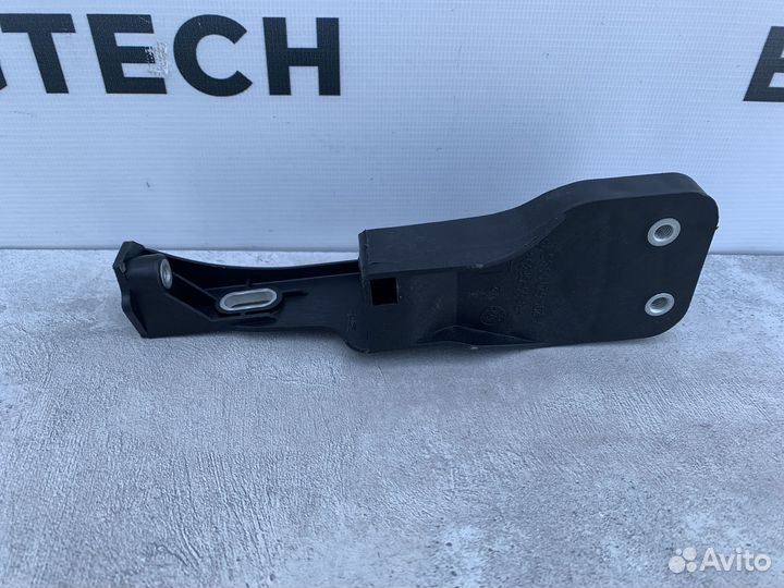 Кронштейн фары левый Mercedes A2046200685