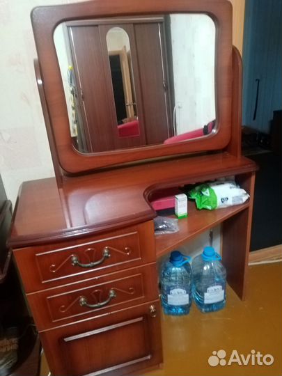 Трюмо с зеркалом