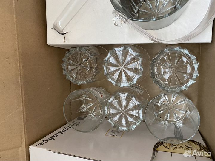 Бакалы, стаканы и ведро для льда