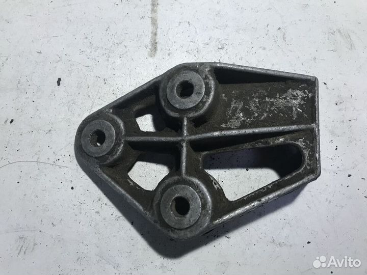 Кронштейн двигателя правый Daewoo Nexia