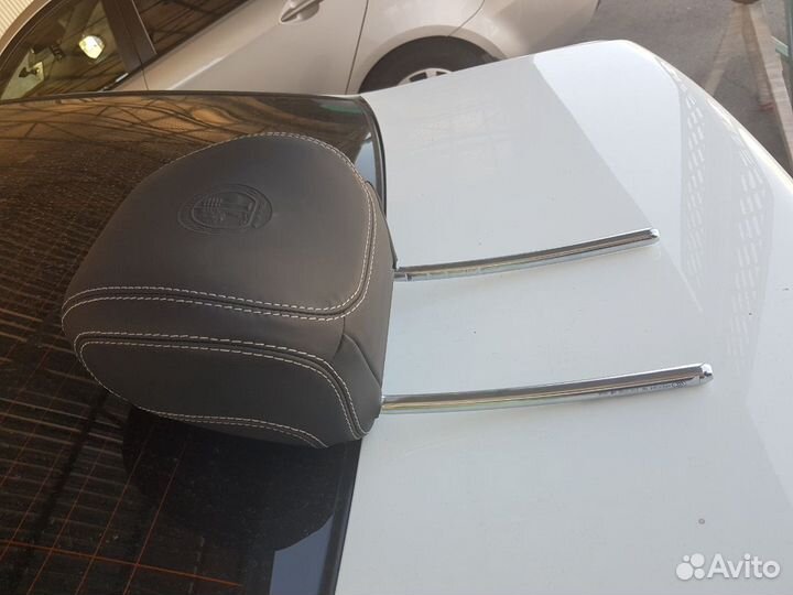 Подголовник GLE w166 AMG c гербом