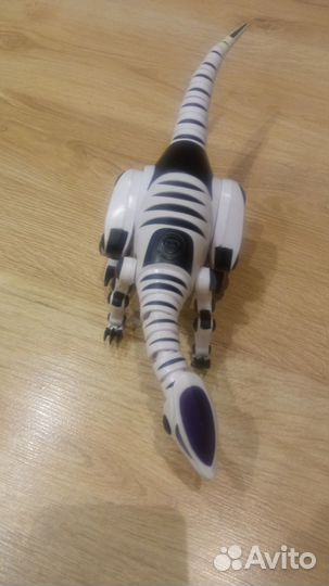 Робот динозавр на батарейках