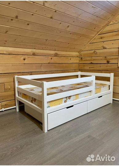 Детская кровать с бортиком