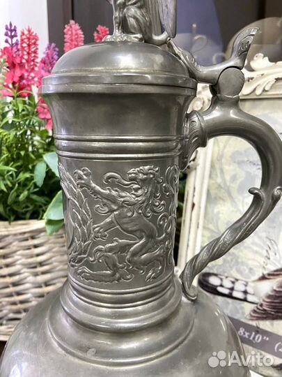 Оловянный кувшин на козьих ножках