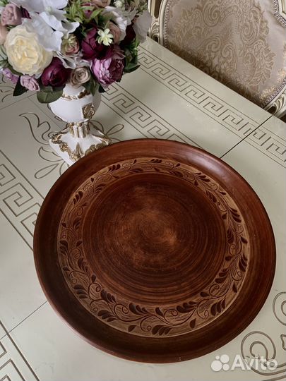 Глиняное блюдо и тарелки