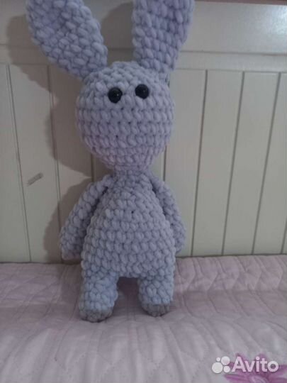 Вязаный зайчик. Ручная работа