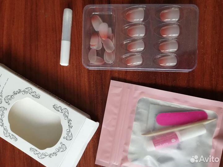 Накладные ногти с дизайном, стикерами и клеем