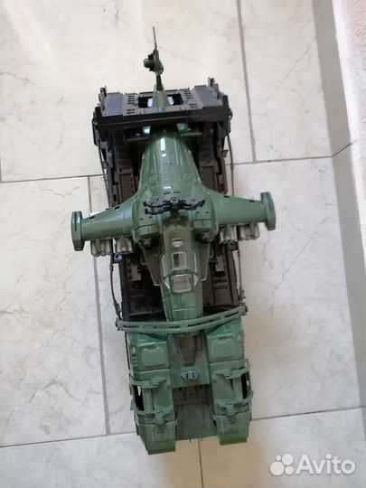 Большая военная машина и вертолет