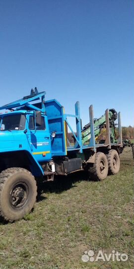 Водитель лесовоза с манипулятором