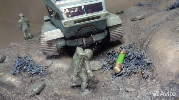 Диорама неизвестной планеты. Космонавты, Пришелец