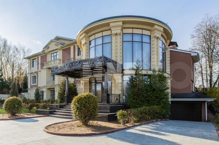 Дом 2000 м² на участке 95 сот.