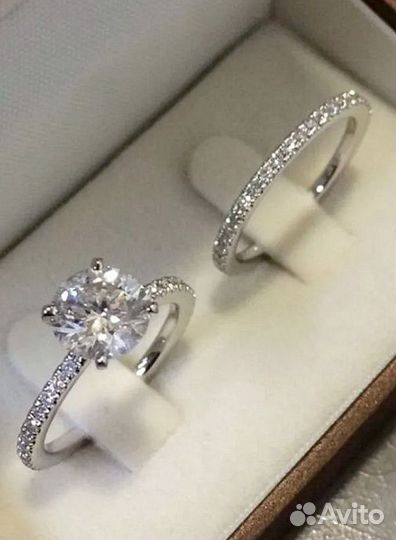 Золотое кольцо с муассанитом