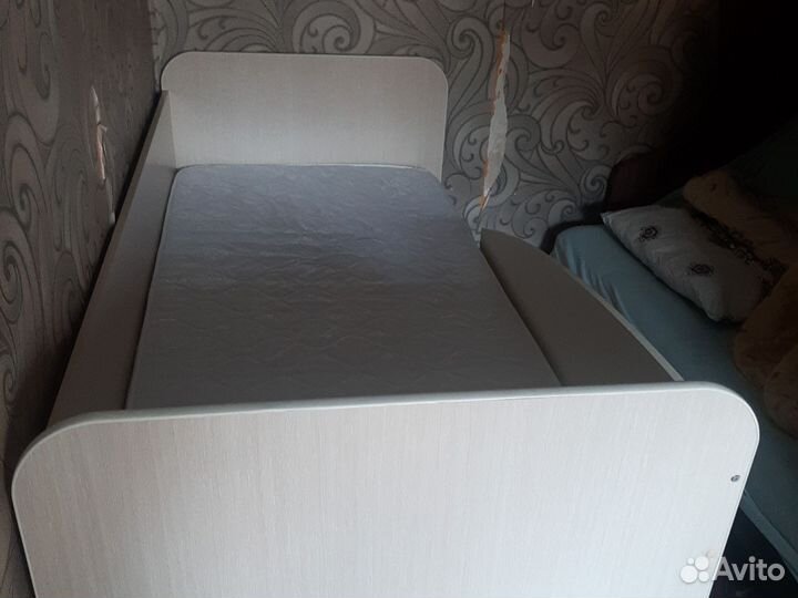 Продам кровать детскую с матрасом на 180 см