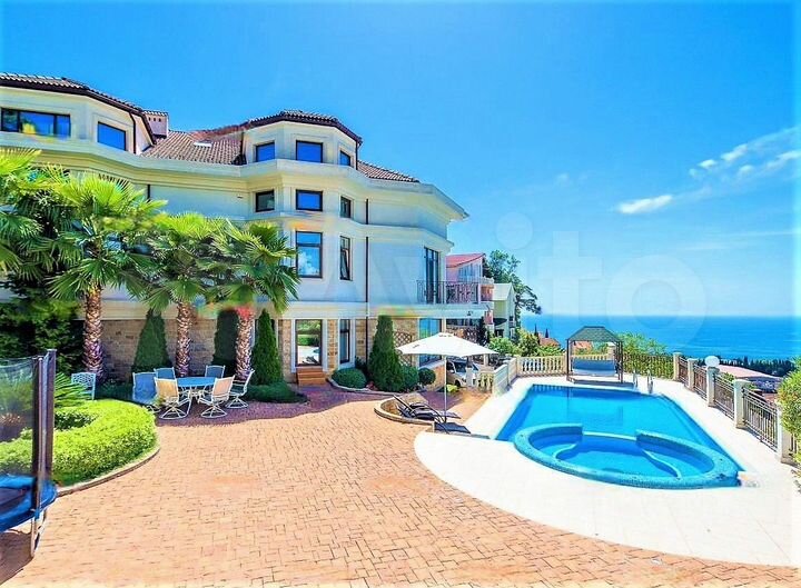 Дом 1000 м² на участке 40 сот.